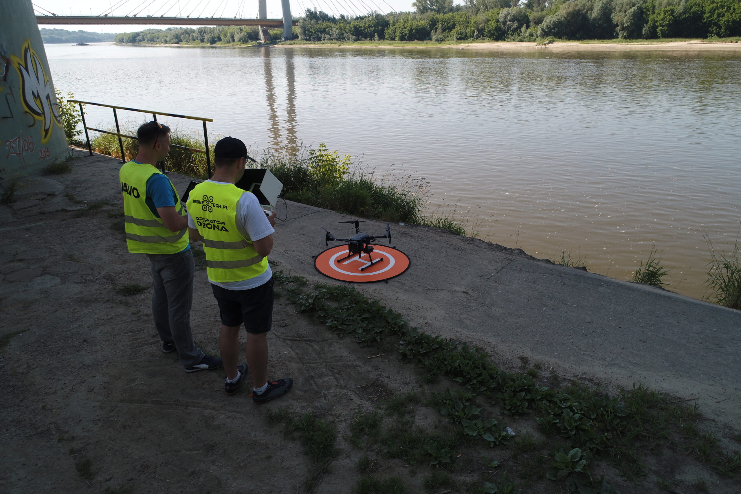 Lot szkoleniowy dronem – praktyka UAVO w terenie
