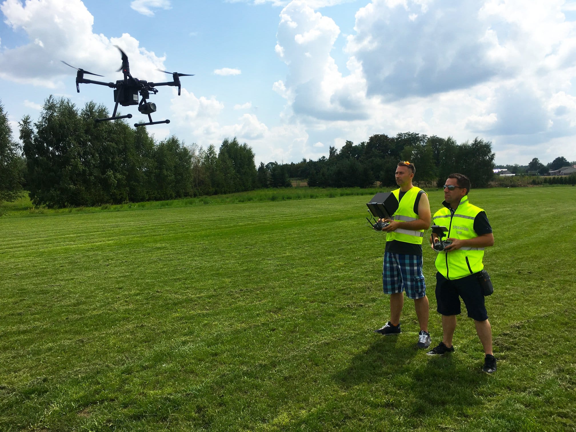 Lot drona DJI Matrice z kontrolerem – praktyka szkoleniowa w terenie
