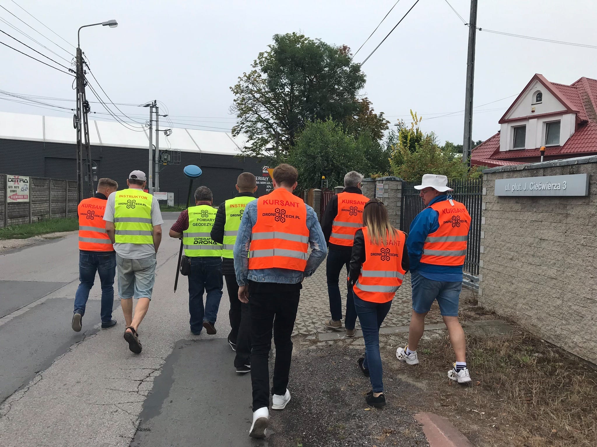 Grupa kursantów z instruktorem idzie na miejsce lotów dronem – DRONE4TECH