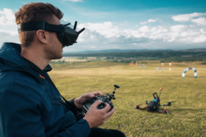 Opóźnienie wizji FPV – pilot z goglami i radiem